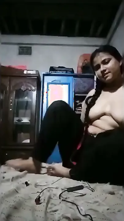 Rural Girl Stripped Completely To Film Her Bur Chuchi And Gand
