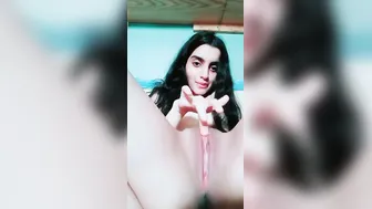 School Ki Ladki Ne Gulabi Bur Faila Kar Ungli Lagayi