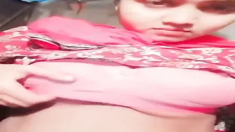 Muslim Ladki Ne Kapde Upar Kar Apni Chuchi Ka Nipple Dabaya Aur Badi Chuchi Daba Di