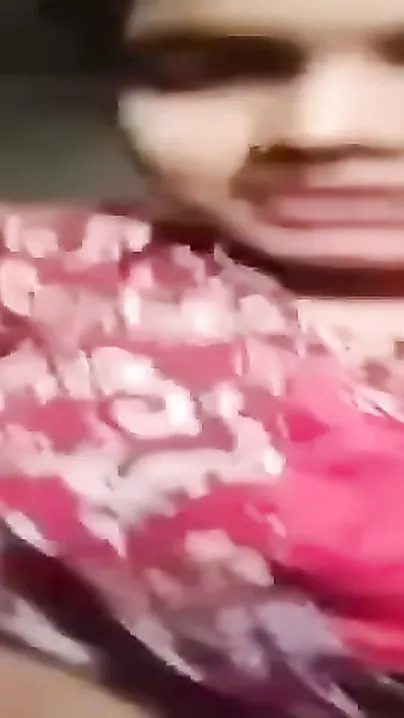 Muslim Ladki Ne Kapde Upar Kar Apni Chuchi Ka Nipple Dabaya Aur Badi Chuchi Daba Di