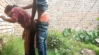 Dehati Bhavi Ne Boyfriend Ko Ghar Ke Peeche Bula Kar Apni Bur Ki Chudai Karwai