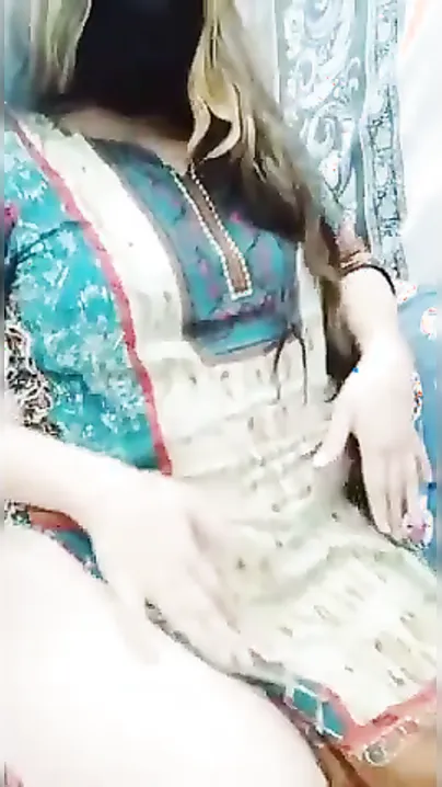 Pakistani Babe Spreads Legs Wide And Fingers Her Dripping Bur On Cam