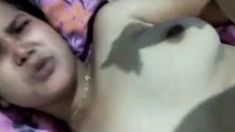 Bhavi Ki Bur Mein Bear Ka Bottle Daal Kar Hilaya Uske Baad Garam Chudai Ki