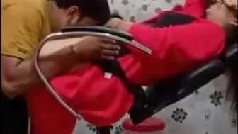 Parlour Ke Andar Hi GF Ke Bur Par Kiss Kiya Aur Chata Lagaya