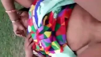 Desi Bhabhi Ko Khet Mein Le Ja Kar Saree Utha Kar Bur Ki Chudai Ki