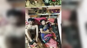 Dehati Aunty Ko Uncle Ne Saree Utha Kar Bur Ki Mast Chudai Kar Di
