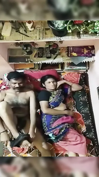 Dehati Aunty Ko Uncle Ne Saree Utha Kar Bur Ki Mast Chudai Kar Di