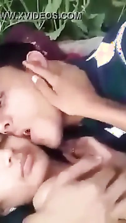 Khet Me Apni GF Ko Le Ja Kiss Karte Hue Uska Bur Choda