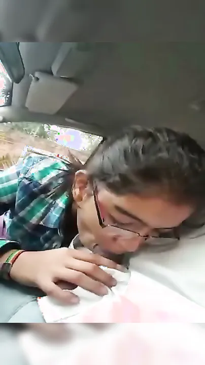 GF Gave Sloppy Blowjob In Car Parked Near College Gate