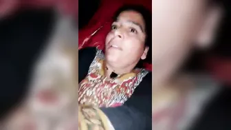 Gaon Wali Bhabhi Saree Sambhalte Bend Hoti, Peeche Se Gand Phad Diya