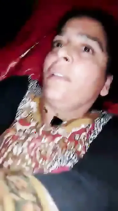Gaon Wali Bhabhi Saree Sambhalte Bend Hoti, Peeche Se Gand Phad Diya