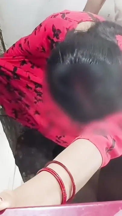 Indian Housewife Gets Drilled Hard By Neighbor In Secret Sex Tape