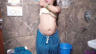 Indian Aunt Shaves Her Hairy Pussy And Armpits Naked In Bathroom