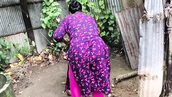 Desi Bhabhi Sneaks Out For Rough Outdoor Fuck With Young Boyfriend