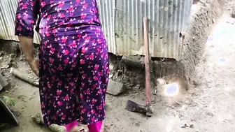 Desi Bhabhi Sneaks Out For Rough Outdoor Fuck With Young Boyfriend