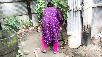 Desi Bhabhi Sneaks Out For Rough Outdoor Fuck With Young Boyfriend
