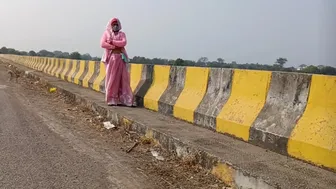 Bhabhi Fingers Her Pussy By The Roadside After Stripping Near The Bridge