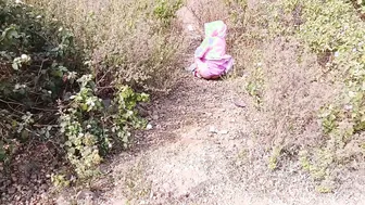 Bhabhi Fingers Her Pussy By The Roadside After Stripping Near The Bridge