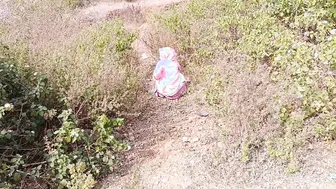 Bhabhi Fingers Her Pussy By The Roadside After Stripping Near The Bridge