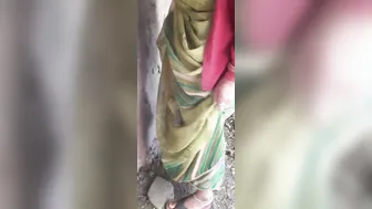 Desi Sister-In-Law Shows Her Fat Ass In Field And Begs For Outdoor Sex