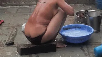 Elder Bhabhi's Sister Bathes Nude In Red Leggings At The Open Courtyard