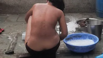 Elder Bhabhi's Sister Bathes Nude In Red Leggings At The Open Courtyard