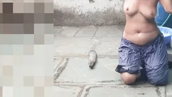 Indian Elder Bhabhi Lifts Skirt And Bathes Completely Naked In Outdoor Bathroom