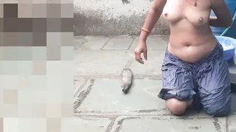 Indian Elder Bhabhi Lifts Skirt And Bathes Completely Naked In Outdoor Bathroom