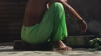 Indian Village Bhabhi Bathes Naked In Open Courtyard Rubbing Her Entire Body