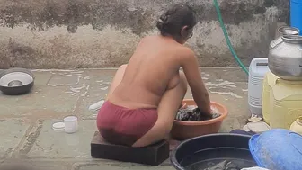 Desi Stepsister Taking A Bath Naked In Village Bathroom Caught On Camera