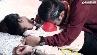 Desi Property Dealer Spreads Her Legs For A Buyer And Takes Cum On Tits