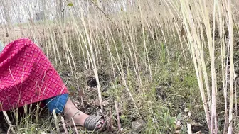 Desi Bhabhi Gets Fingered Outside By Her Lover In The Village Fields