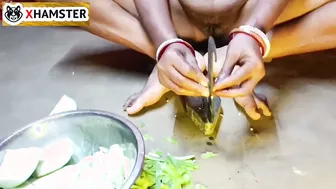 Punjabi Wife Cutting Vegetables And Accidentally Fucking Her Pussy