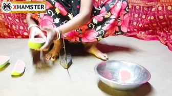Punjabi Wife Cutting Vegetables And Accidentally Fucking Her Pussy