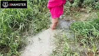 Desi Bhabhi Inserting Grass In Her Pussy While Mowing The Lawn