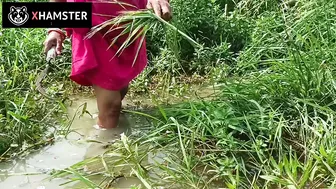 Desi Bhabhi Inserting Grass In Her Pussy While Mowing The Lawn