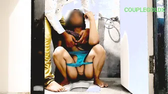 Desi Woman Gets Fucked By Her Friend In The Bathroom Secretly Today
