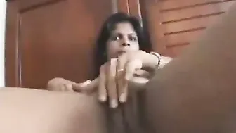 Older desi aunty fingers shaved muff to big o