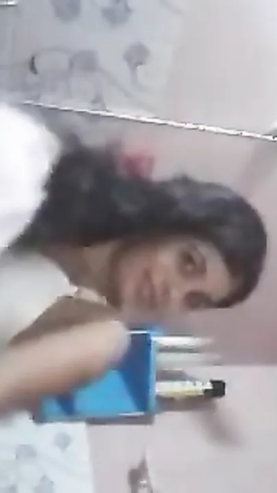 Chennai Teenage beauty Records herself as this babe bathes