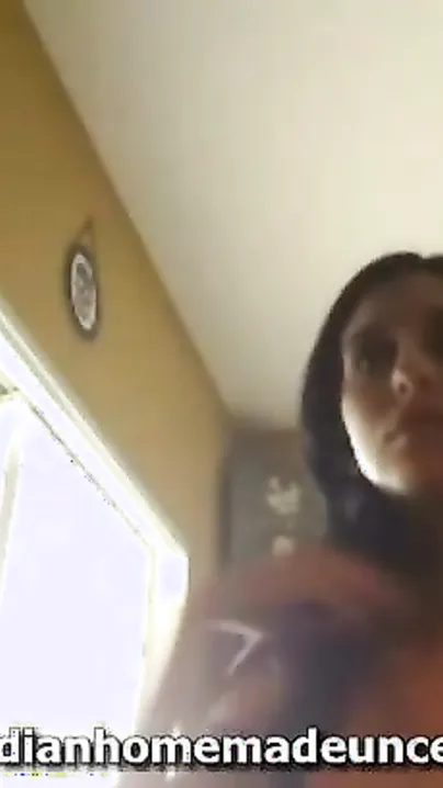 Hawt Indian teen Masturbates on livecam