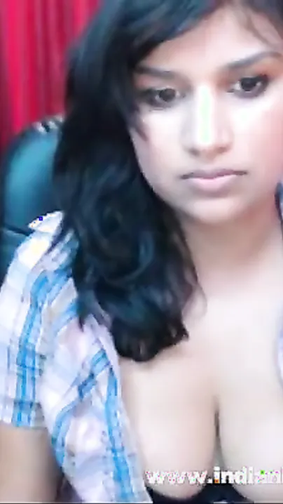 Indian girlfriend exposes her hawt in nature's garb body on live chat