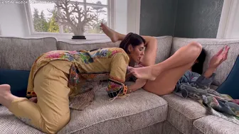 Horny desi divorcee bhabi tongue-fucks bestie GF's cunt on Ramadan fast