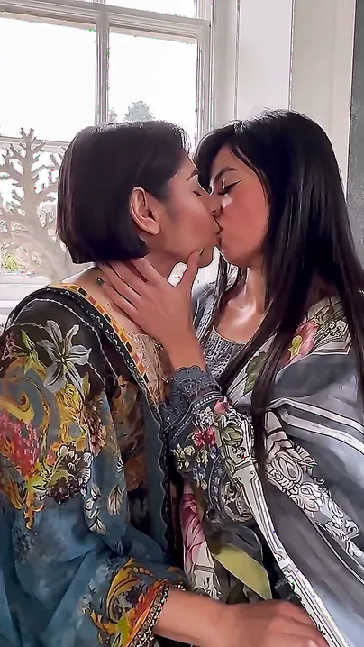 Horny desi divorcee bhabi tongue-fucks bestie GF's cunt on Ramadan fast