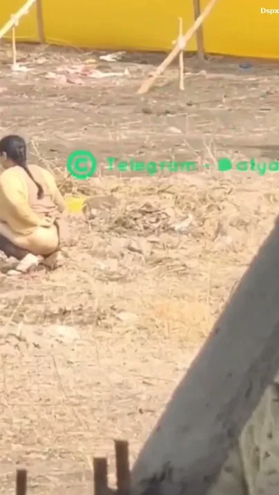 Hot Sexy Ass Indian Girl Pees Openly