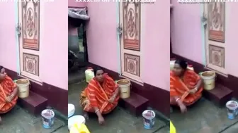 Desi Aunty Pees in Public