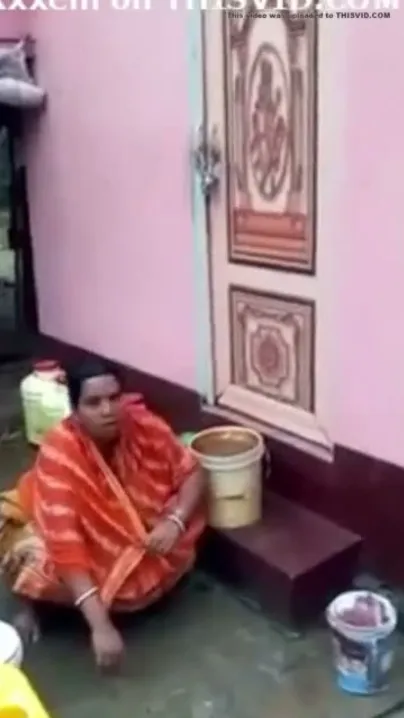 Desi Aunty Pees in Public