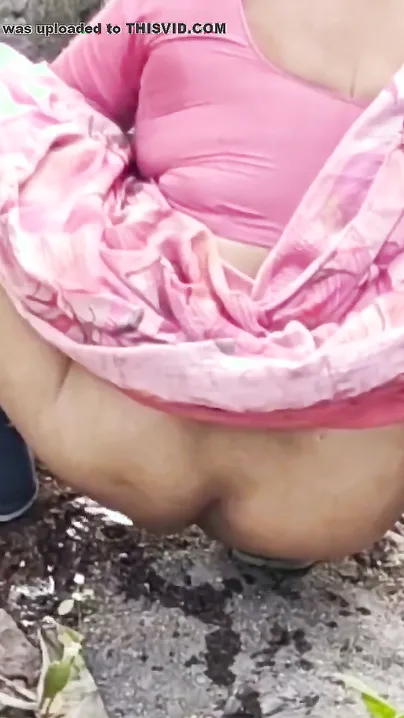 Indian Desi Aunty Shows Sexy Ass While Peeing