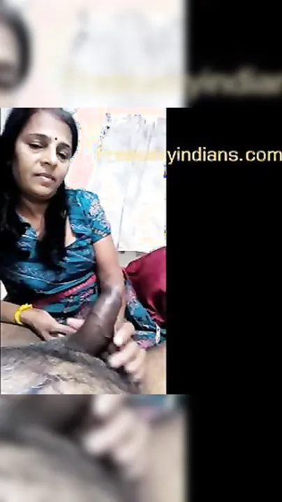 Indian sex of Aged bhabhi playing with paramours jock