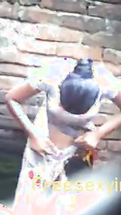 Desi sex of cute girl bathing outdoor