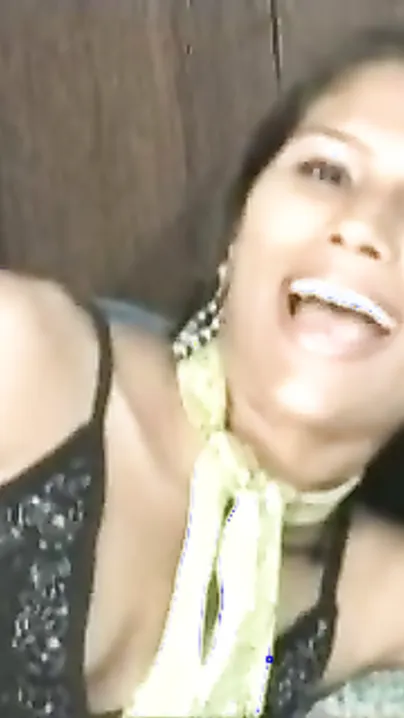 Amateur Girlfriend Disrobes And Exposes For Lover